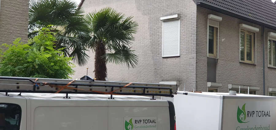 Bedrijfsbus van RVP Gevelonderhoud voor een woning