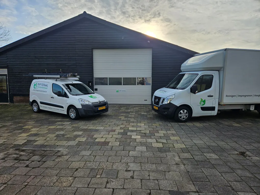 Het bedrijfspand van RVP Gevelonderhoud met de eigen bussen