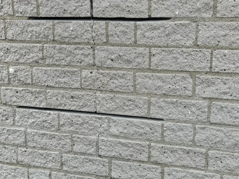 Detail van een scheur in het metselwerk, hersteld door RVP Gevelonderhoud