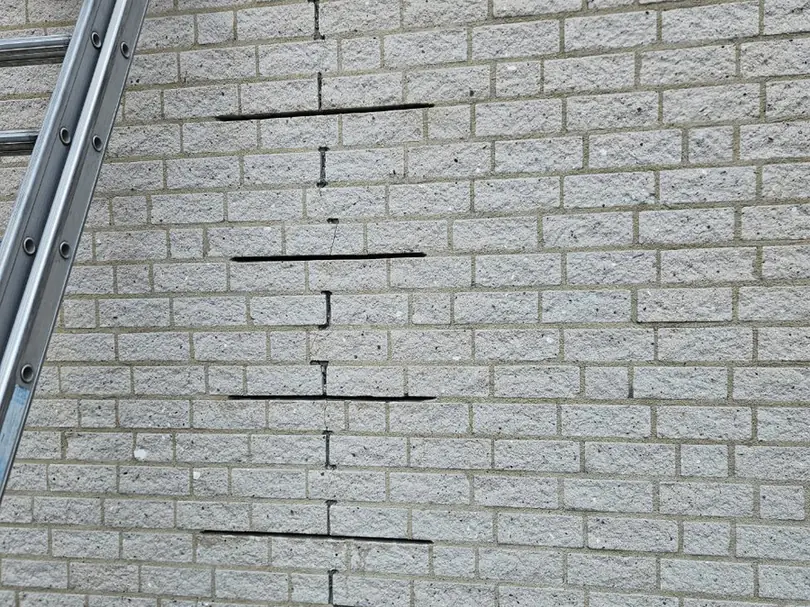 Scheuren in het metselwerk van een gevel, opgenomen door RVP Gevelonderhoud